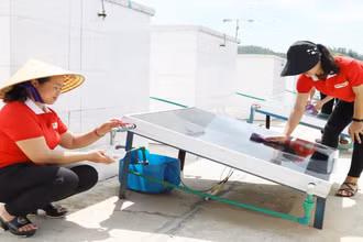 Đầu tư hệ thống tự động đảo nước mắm bằng pin năng lượng mặt trời trong sản xuất nước mắm tại Hà Tĩnh.