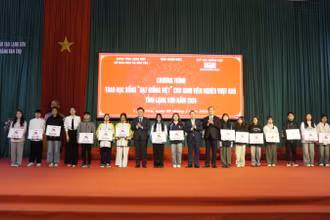 Chủ tịch Quỹ Hạt giống Việt-Báo Nhân Dân và lãnh đạo Ủy ban nhân dân tỉnh, Sở Giáo dục và Đào tạo tỉnh Lạng Sơn trao 25 suất học bổng cho 25 tân sinh viên có hoàn cảnh khó khăn.