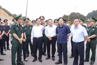Phó Thủ tướng Bùi Thanh Sơn làm việc với các lực lượng chức năng tại khu vực Cửa khẩu quốc tế Hữu Nghị.