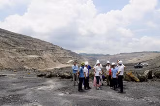Các chuyên gia UNESCO thẩm định các giá trị địa tầng tại vùng trũng Na Dương, huyện Lộc Bình, tỉnh Lạng Sơn.