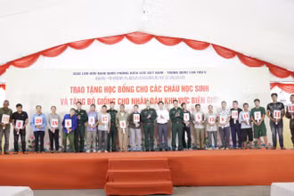 Lãnh đạo Bộ Tư lệnh Bộ đội Biên phòng, lãnh đạo Bộ Chỉ huy Bộ đội Biên phòng Lạng Sơn và lãnh đạo huyện Cao Lộc tặng bò giống cho các hộ dân có hoàn cảnh khó khăn nơi biên giới.