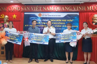 Các cá nhân được trao giải ‘‘Hóa đơn may mắn’’ đợt đầu tiên tại Cục Thuế Thành phố Hồ Chí Minh.