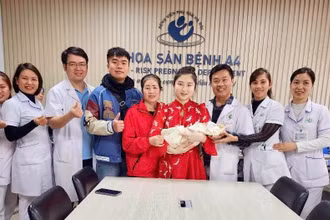 Các nhân viên y tế chúc mừng gia đình sản phụ. 