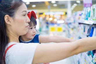 Giành nhiều thời gian trước kệ sữa nhưng không phải lúc nào phụ huynh cũng chọn được cho con loại sữa chuẩn dinh dưỡng.