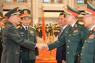 Thượng tướng Hà Vệ Đông, Phó Chủ tịch Quân ủy Trung ương Trung Quốc với thành viên Đoàn Đại biểu Cấp cao Bộ Quốc phòng Việt Nam. (Ảnh: MẠNH CƯỜNG/TTXVN)
