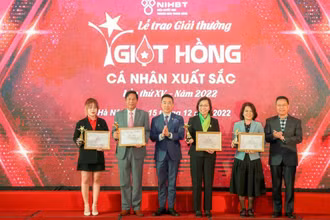 Các tập thể và cá nhân được nhận Giải thưởng Giọt hồng năm 2022.