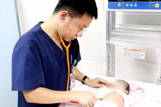 Em bé đang dần bình phục sức khỏe. 