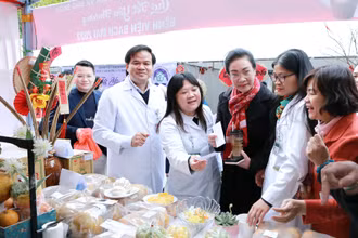 Bệnh viện và các nhà tài trợ chuẩn bị hàng nghìn suất quà dành tặng người bệnh đang điều trị tại bệnh viện.