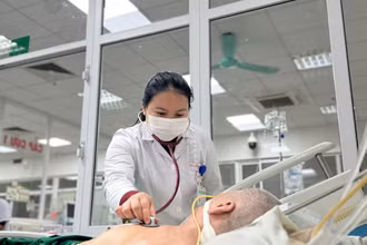 Bác sĩ khám cho người bệnh.