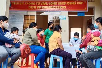 Khám sức khỏe cho bà mẹ, trẻ em.
