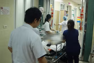 Các bác sĩ khẩn trương cấp cứu cho nạn nhân trong vụ tai nạn liên hoàn tại đường Võ Chí Công.