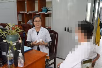 Bác sĩ cấp phát thuốc điều trị Prep cho đối tượng nguy cơ lây nhiễm HIV.