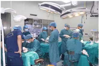 3 kíp phẫu thuật tiến hành nối da đầu cho người bệnh.