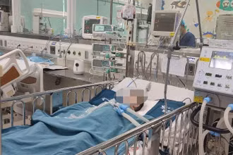 Bệnh nhi đang được cấp cứu tại Bệnh viện Nhi Trung ương.