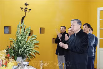 Tổng Bí thư Tô Lâm đến dâng hương tưởng niệm Chủ tịch Hồ Chí Minh tại Khu Di tích Chủ tịch Hồ Chí Minh ở Phủ Chủ tịch. (Ảnh: Thống Nhất/TTXVN)