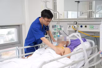 Bác sĩ khám cho người bệnh đột quỵ não.