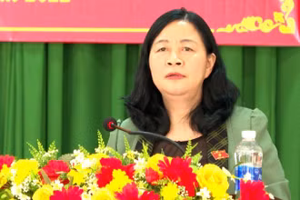 Đồng chí Bùi Thị Minh Hoài, Bí thư Trung ương Đảng, Trưởng Ban Dân vận Trung ương phát biểu tại buổi tiếp xúc với cử tri huyện Cư M’gar.