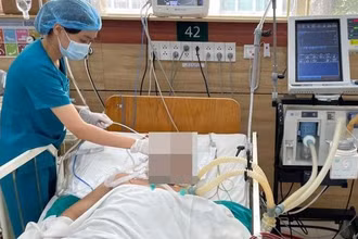 Bệnh nhân phải nằm thở máy. (Ảnh: N.D)