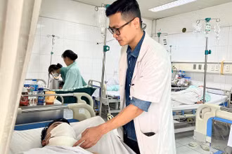 Bệnh nhân được cấp cứu phẫu thuật, bảo đảm an toàn tính mạng.