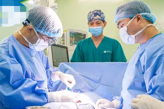 Các bác sĩ ghép thận cho bệnh nhi.