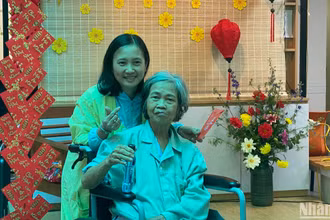 Bà Tạ Thị Dư (76 tuổi, thị trấn Phùng, Hà Nội) cùng con gái tại hội chợ xuân. 