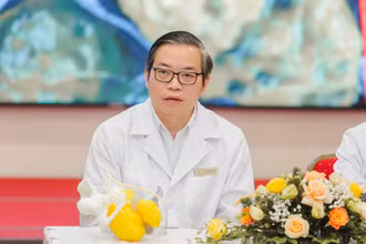 Giáo sư, Tiến sĩ, bác sĩ Trần Trung Dũng bên cạnh mô hình 3D mô phỏng khối u xương khổng lồ.