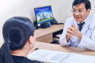 Tiến sĩ, bác sĩ Lâm Văn Hoàng, Giám đốc Trung tâm Giảm cân Tâm Anh tư vấn cho người có nhu cầu giảm cân.