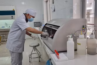 Phân tích mẫu xét nghiệm. 