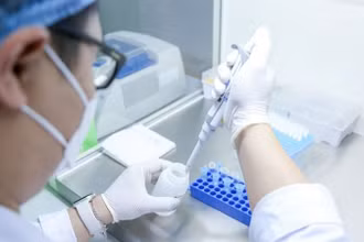 Kỹ thuật viên thực hiện xét nghiệm HLA.