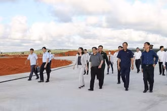 Cảng hàng không Phan Thiết tại xã Thiện Nghiệp, phía Đông Bắc thành phố Phan Thiết, cách trung tâm thành phố khoảng 19km và cách khu du lịch Hàm Tiến, Mũi Né chỉ khoảng 8km.