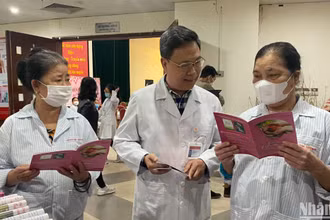 PGS, TS Nguyễn Hà Thanh, Viện trưởng Viện Huyết học-Truyền máu Trung ương chia sẻ thông tin với người bệnh.