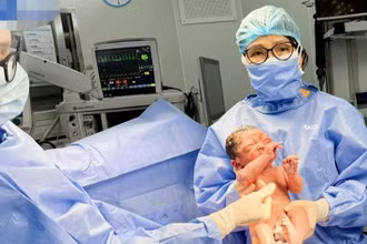 Thạc sĩ, bác sĩ Đinh Thị Hiền Lê mổ bắt thai cho sản phụ.