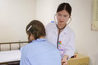 Bác sĩ tại Trung tâm Hemophilia, Viện Huyết học-Truyền máu Trung ương thăm khám cho người bệnh nữ bị rối loạn chảy máu.