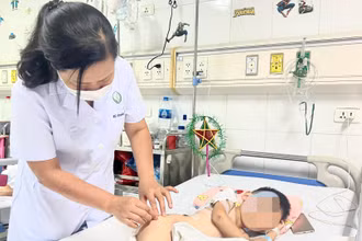 TS, BS Nguyễn Việt Hoa khám cho bệnh nhi. 