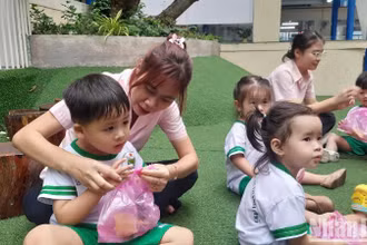 Học sinh Trường mầm non 19-5 Thành phố, Quận 1, Thành phố Hồ Chí Minh trong giờ hoạt động trong khuôn viên nhà trường. 