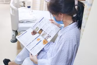 Người bệnh được tư vấn lựa chọn thực phẩm an toàn cho sức khỏe. 