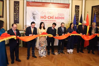 Đại sứ Việt Nam tại Bỉ Nguyễn Văn Thảo và Phó Giám đốc Khu di tích Chủ tịch Hồ Chí Minh tại Phủ Chủ tịch Nguyễn Văn Dương cùng các vị khách quốc tế cắt băng khai mạc triển lãm về cuộc đời và sự nghiệp của Chủ tịch Hồ Chí Minh. (Ảnh: TTXVN)