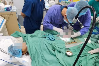 Các bác sĩ can thiệp ECMO cho bệnh nhân.