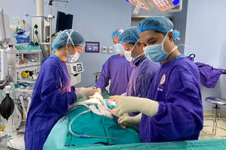 Các bác sĩ Bệnh viện Trung ương Quân đội 108 đã phẫu thuật cho người bệnh.