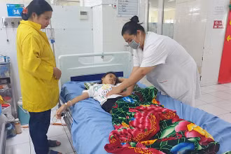 Chăm sóc cho bệnh nhân tại Bệnh viện Đa khoa tỉnh Bắc Kạn.