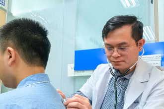 Tiến sĩ, bác sĩ Ngô Gia Khánh khám cho người bệnh.