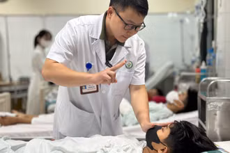 Thạc sĩ, bác sĩ Cao Đình Bằng, Khoa Phẫu thuật chi trên và y học thể thao, Bệnh viện Hữu nghị Việt Đức khám cho bệnh nhân N.K, 13 tuổi, ngày thứ 3 sau phẫu thuật.