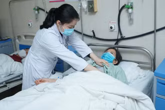 Bệnh nhân cúm nằm điều trị nội trú tại Bệnh viện E.