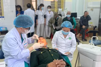 Bác sĩ khám răng, miệng cho cựu chiến binh. 