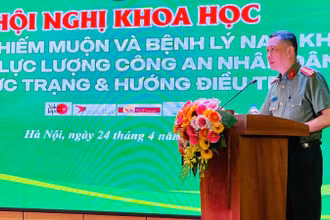 Phó Giáo sư, Tiến sĩ Hoàng Thanh Tuyền, Giám đốc Bệnh viện 19-8, phát biểu tại hội thảo. 