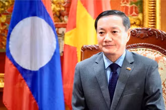 Đại sứ Việt Nam tại Lào Nguyễn Bá Hùng trả lời phỏng vấn các cơ quan báo chí Lào nhân kỷ niệm 60 năm Ngày thiết lập quan hệ ngoại giao Việt Nam-Lào.