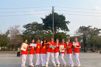 Các bạn trẻ tham gia roadshow quảng bá Festival Phở 2024. 