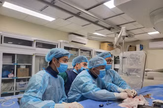 Kíp bác sĩ Bệnh viện đa khoa tỉnh Hà Giang thực hiện kỹ thuật ngày 5/6.