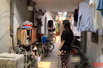 Nhiều khu nhà trọ chưa có ý thức dọn dẹp vệ sinh môi trường chung quanh.