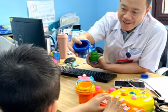 Thạc sĩ, bác sĩ Nguyễn Minh Quyết, Khoa Tâm thần, Bệnh viện Nhi Trung ương khám cho bệnh nhi.
